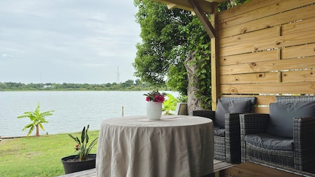 Outdoor dining. Lakefront - Private Fishing Dock - Ample Parking