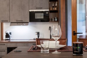 Kühlschrank, Mikrowelle, Ofen, Herdplatte