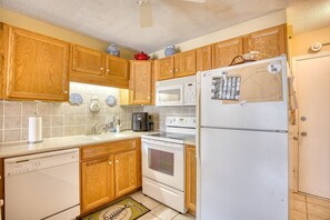 Frigorífico, microondas, horno y placa de cocina