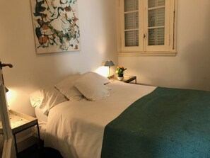 2 bedrooms, iron/ironing board, WiFi, bed sheets - French Classic in San Telmo, Balcony over Defensa (Buenos Aires)