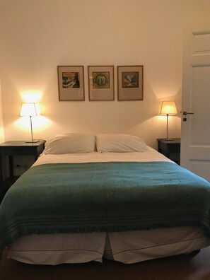 2 bedrooms, iron/ironing board, WiFi, bed sheets - French Classic in San Telmo, Balcony over Defensa (Buenos Aires)