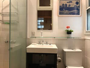 Shower, hair dryer, bidet, towels - French Classic in San Telmo, Balcony over Defensa (Buenos Aires)