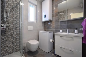 Shower, towels - Villa Sara with Private Pool (Malinska)