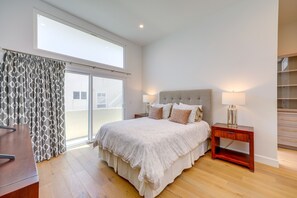 2 bedrooms, desk, iron/ironing board, WiFi - Sleek Oxnard Townhouse w/ Balconies: Walk to Beach (Oxnard)
