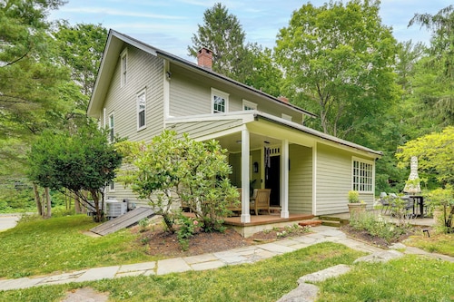 Spacious Family Home in Weston: Yard + Patio
