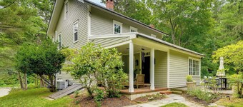 Spacious Family Home in Weston: Yard + Patio