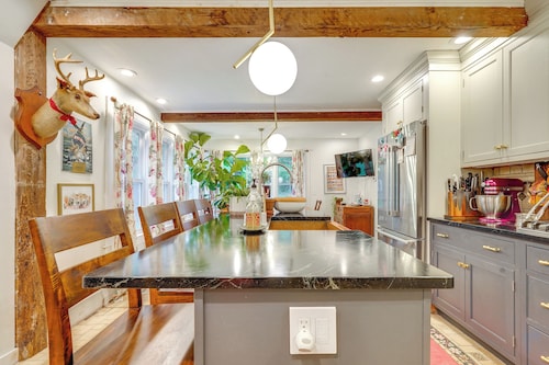 Spacious Family Home in Weston: Yard + Patio