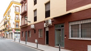 Une vue de rue avec un bâtiment portant le numéro « 22B » et un panneau indiquant un passage piéton.