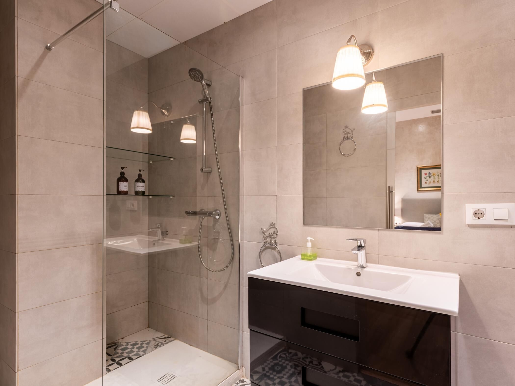 Milieuvriendelijke toiletartikelen, een haardroger, handdoeken