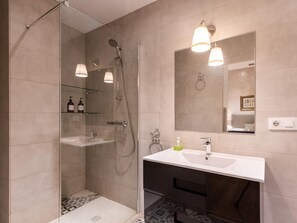 Eco-friendly toiletries, hair dryer, towels - Holi-Rent Trastamara (Sevilla)