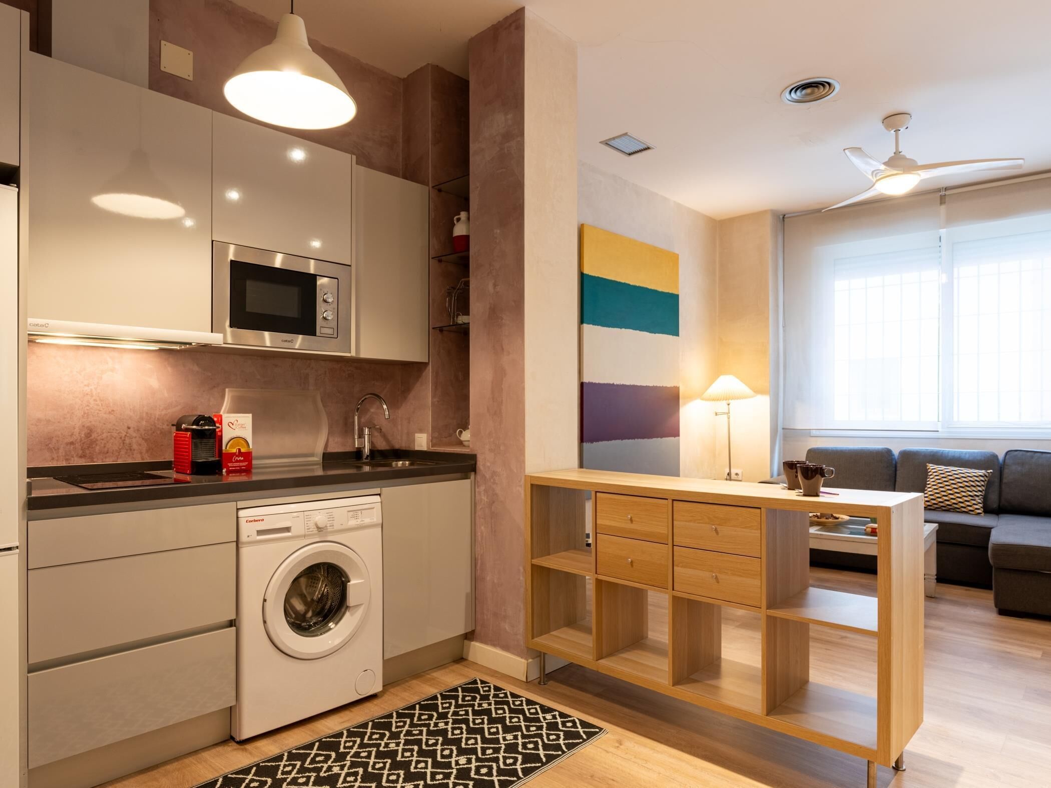 Réfrigérateur, micro-ondes, cafetière/bouilloire, grille-pain