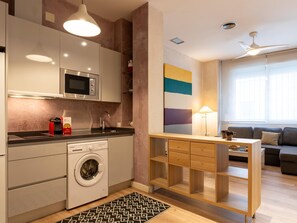 Kjøleskap, mikrobølgeovn, kaffetrakter/tekoker og brødrister