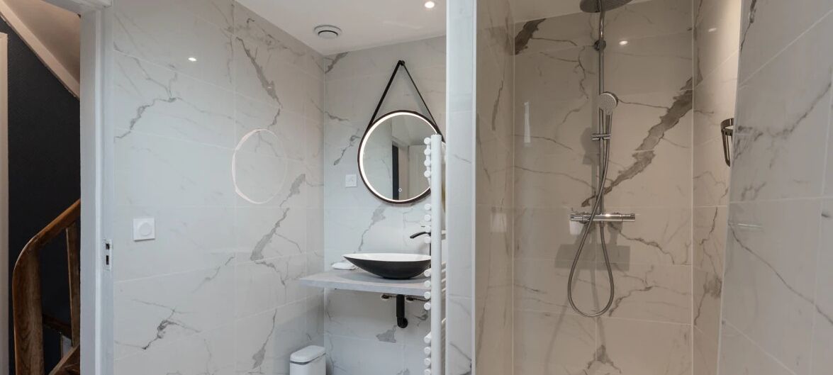 Douche, articles de toilette gratuits, sèche-cheveux