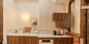 Frigorífico, microondas, horno y lavavajillas