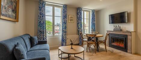 Fernseher, Kamin, Bücher