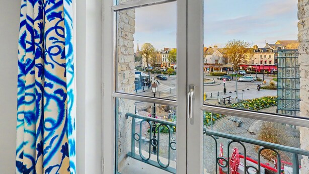 A window with a view of a town square, buildings, and a clear sky. - L’escale 1 - Modern Getaway in the Heart of Honfleur (Honfleur)