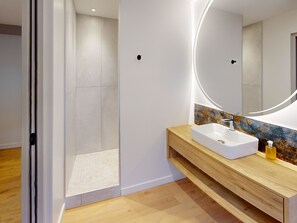 Dusche, Haartrockner, Handtücher, Seife