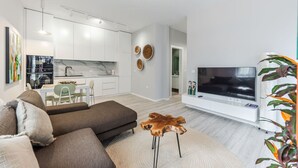 Un apartamento moderno con sala de estar, comedor y cocina.