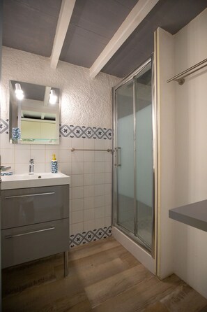 Shower, free toiletries, hair dryer, towels