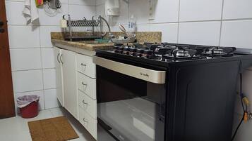 Geladeira grande, micro-ondas, fogão, lava-louças