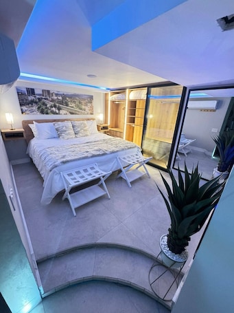 1 bedroom, desk, iron/ironing board, WiFi. Luxury 1BR in Medellin Wi-Fi 600Mb, King Bed, Hot tub, Chimney, A/C