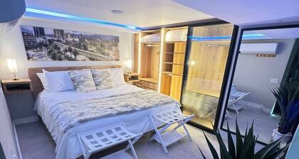 Luxury 1BR in Medellin Wi-Fi 600Mb, King Bed, Hot tub, Chimney, A/C