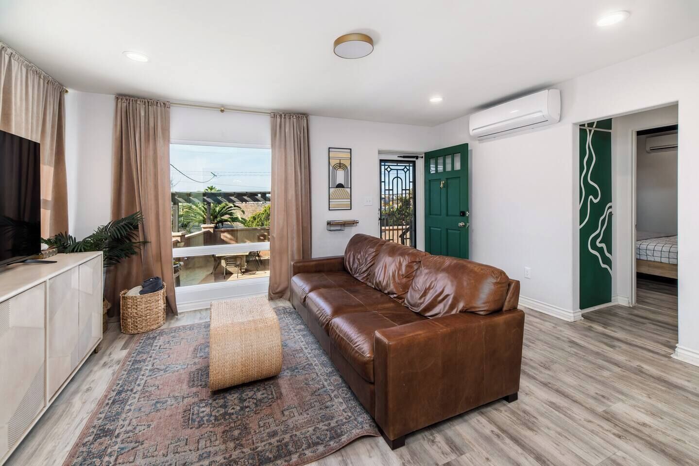 Televisión y oficina 