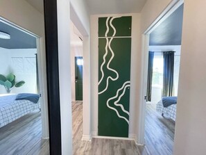 Schreibtisch, Bügeleisen/Bügelbrett, Reisekinderbett, WLAN