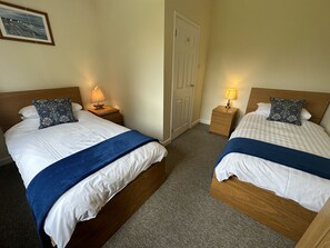 2 dormitoris, un bressol de viatge, Internet i roba de llit