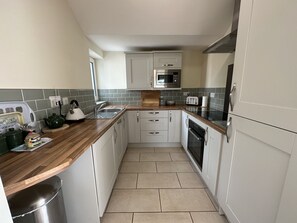 Kjøleskap, mikrobølgeovn, ovn og oppvaskmaskin