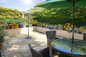 Outdoor dining - Charming retreat – Near the Sea & Pendine Sands (Pendine)