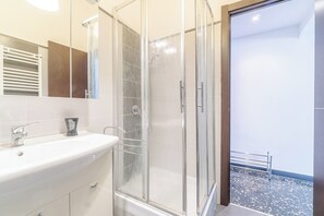 Premium-lejlighed | Badeværelse | Bruser, hårtørrer, håndklæder, Toiletpapir