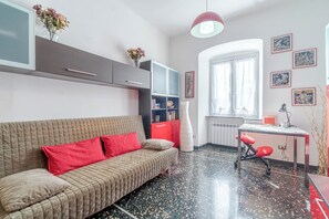 Premium-lejlighed | Opholdsområde | 20-tommers fladskærms-tv med digitale kanaler