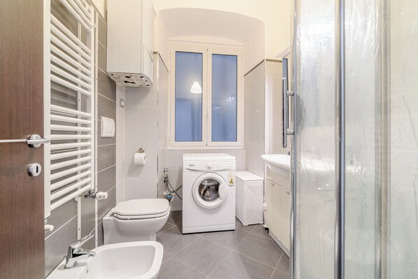 Premium-lejlighed | Badeværelse | Bruser, hårtørrer, håndklæder, Toiletpapir