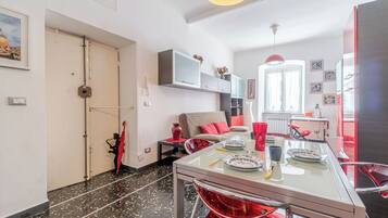 Premium-Apartment | Wohnbereich | 20-Zoll-Flachbildfernseher mit Digitalempfang