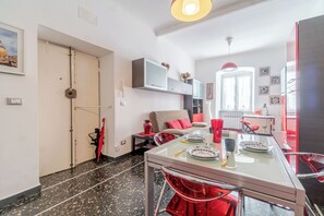 Leilighet – premium | Oppholdsområde | En 20-tommers Flatskjerm-TV med digitale kanaler