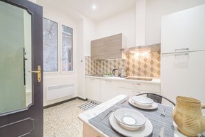 Superior-Apartment | Eigene Küche | Großer Kühlschrank, Mikrowelle, Herdplatte, Geschirrspüler