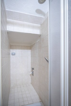 Douche, sĂšche-cheveux, bidet, savon