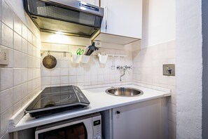 Réfrigérateur, micro-ondes, plaque de cuisson, cafetière/bouilloire