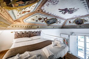 1 quarto, ferros/tábuas de passar roupa, berço de viagem