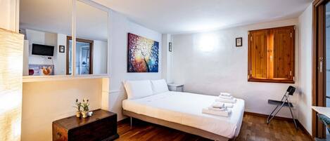 1 bedroom, travel cot, WiFi, bed sheets