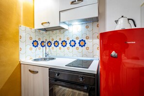 Kjøleskap, mikrobølgeovn, kaffetrakter/tekoker og kjøkkenutstyr