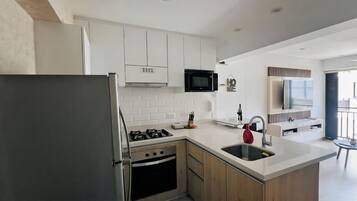 Refrigerador, microondas, horno y parrilla de estufa