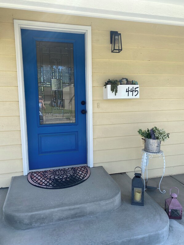 Exterior detail - Cottage On The Rocks is a spacious, family friendly home near the Spokane River (Post Falls)