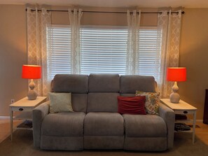 Living area - Cottage On The Rocks is a spacious, family friendly home near the Spokane River (Post Falls)