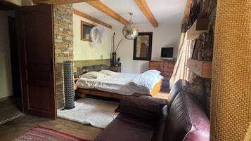 4 bedrooms, iron/ironing board, free WiFi, bed sheets