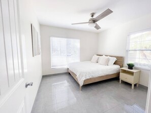 Escritorio, tabla de planchar con plancha, cuna de viaje y wifi 