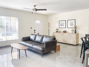 Televisión y oficina 