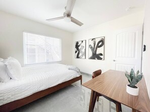 Desk, iron/ironing board, travel cot, WiFi - Central Charm in Hillcrest near Scripps Mercy (San Diego)