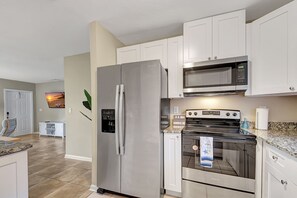 冷蔵庫、電子レンジ、オーブン、コンロ